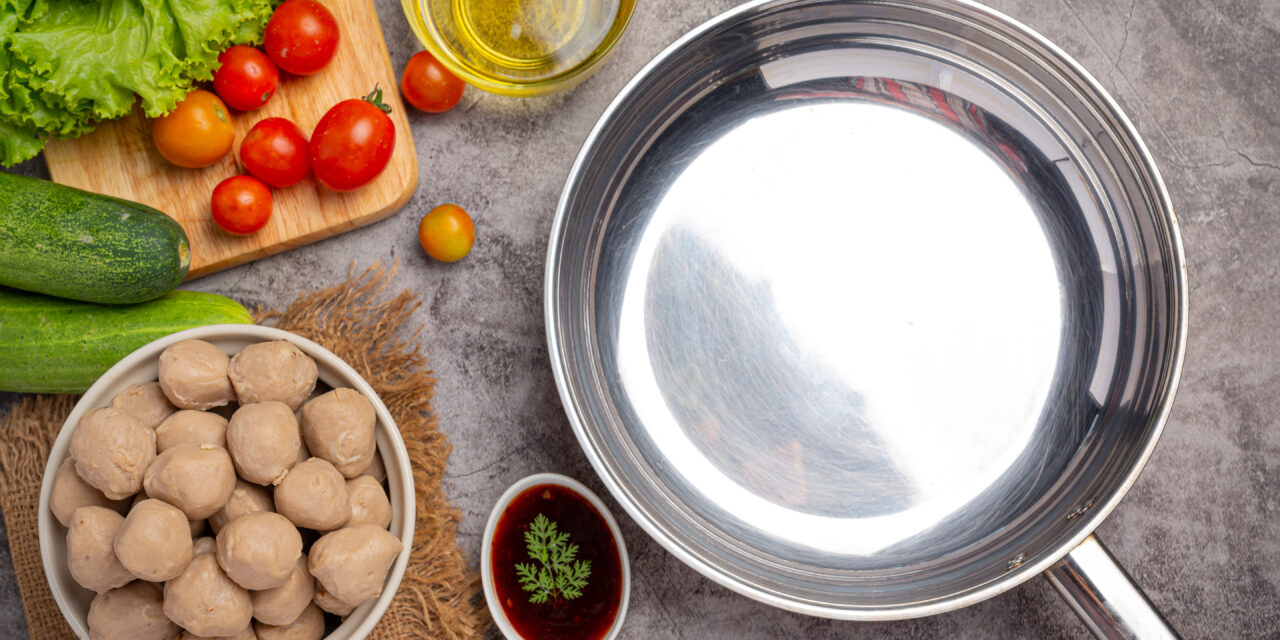 Patelnia ze stali nierdzewnej – jak o nią dbać? Jak na niej gotować?