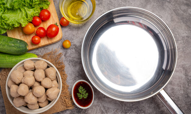 Patelnia ze stali nierdzewnej – jak o nią dbać? Jak na niej gotować?