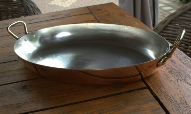 Patelnia ze stali węglowej – czy warto? Jak o nią dbać?