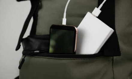 Powerbank w samolocie – co warto wiedzieć przed lotem?