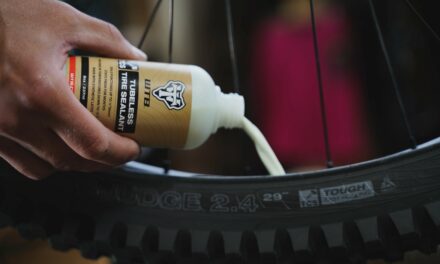 Tubeless – co to jest system bezdętkowy w rowerze?