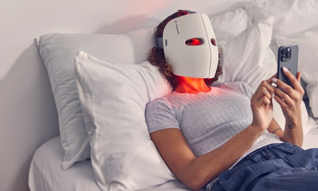 Maski LED na twarz – czym jest fototerapia i czy to naprawdę działa?