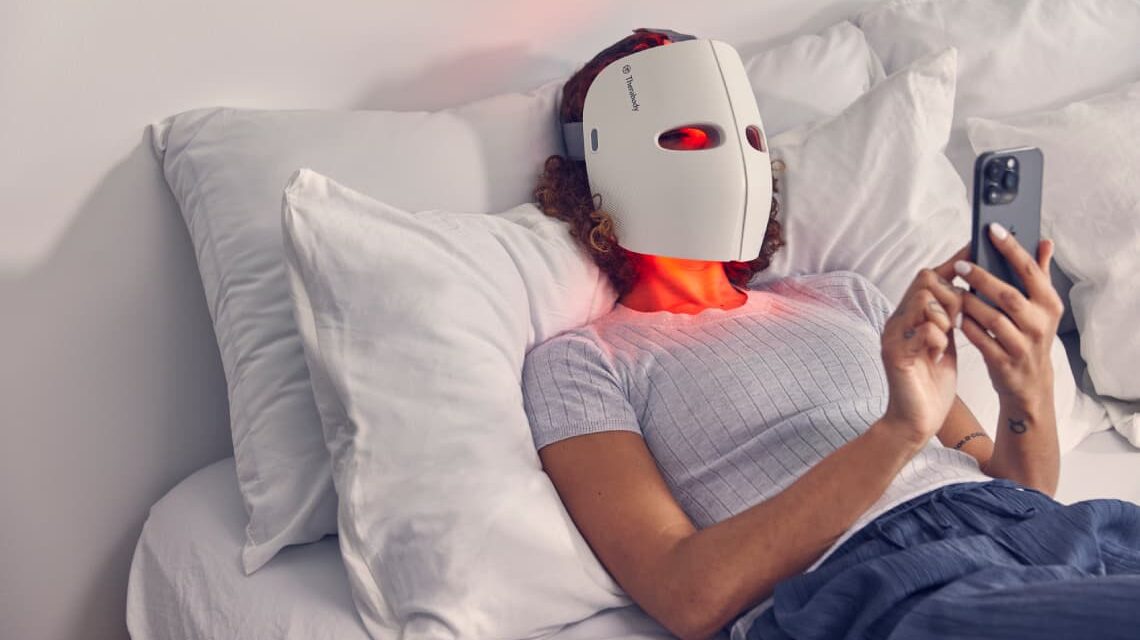 Maski LED na twarz – czym jest fototerapia i czy to naprawdę działa?