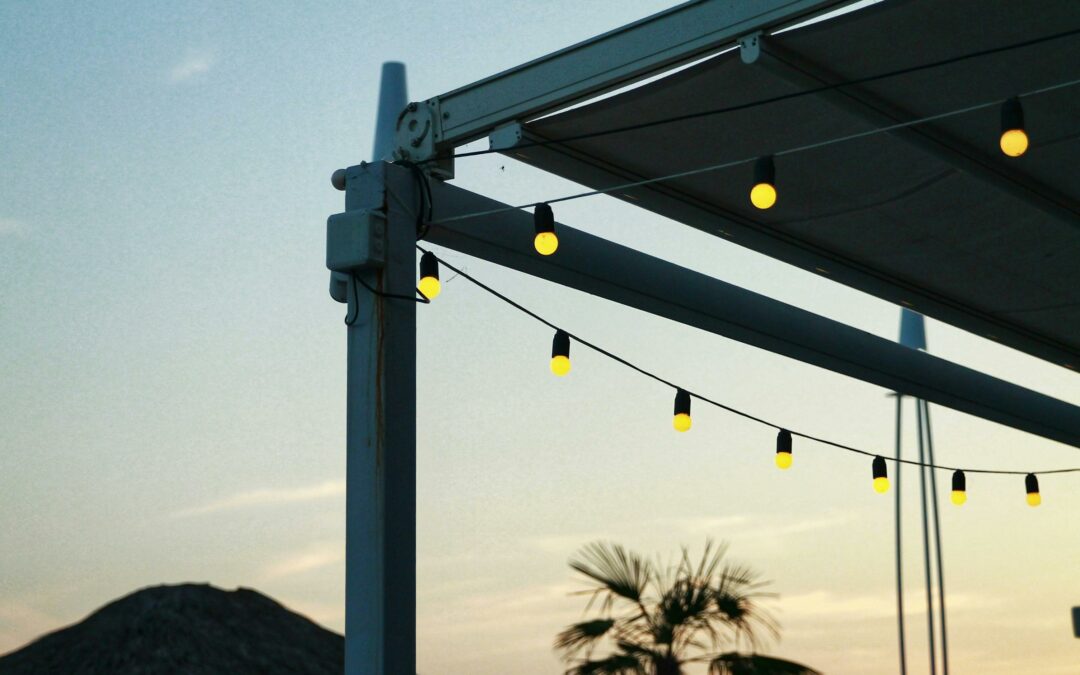 Oświetlenie tarasu i altany: girlandy, lampy solarne czy inteligentne systemy RGB?