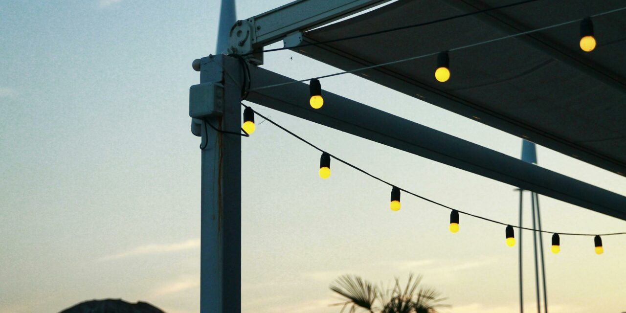 Oświetlenie tarasu i altany: girlandy, lampy solarne czy inteligentne systemy RGB?