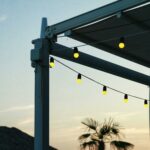 Oświetlenie tarasu i altany: girlandy, lampy solarne czy inteligentne systemy RGB?