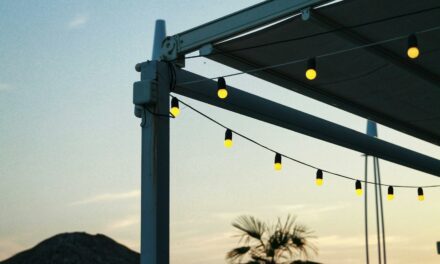 Oświetlenie tarasu i altany: girlandy, lampy solarne czy inteligentne systemy RGB?