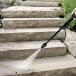 Jak wybrać myjkę ciśnieniową? Ranking urządzeń, które domyją kostkę, elewację i auto