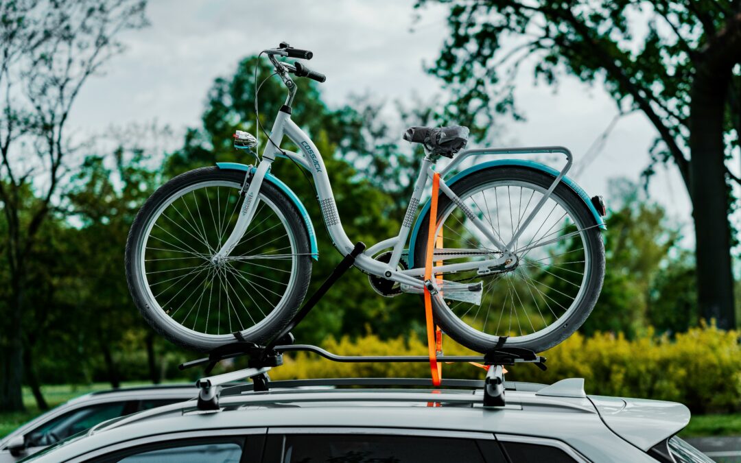 Jak przewozić rower autem? Ranking bagażników dachowych i na hak