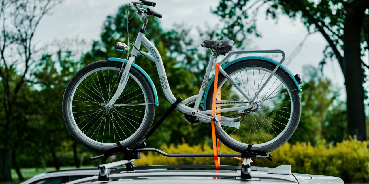 Jak przewozić rower autem? Ranking bagażników dachowych i na hak