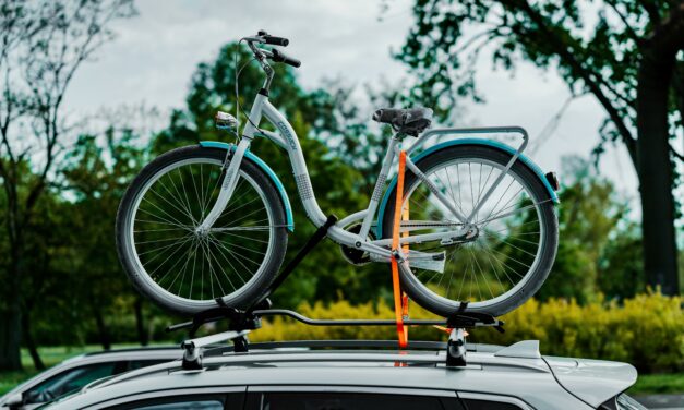 Jak przewozić rower autem? Ranking bagażników dachowych i na hak