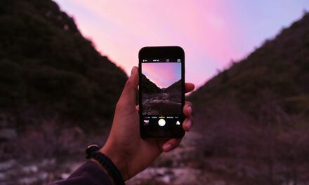 Fotografia mobilna na wycieczkach: akcesoria do smartfona, które zastąpią profesjonalny aparat