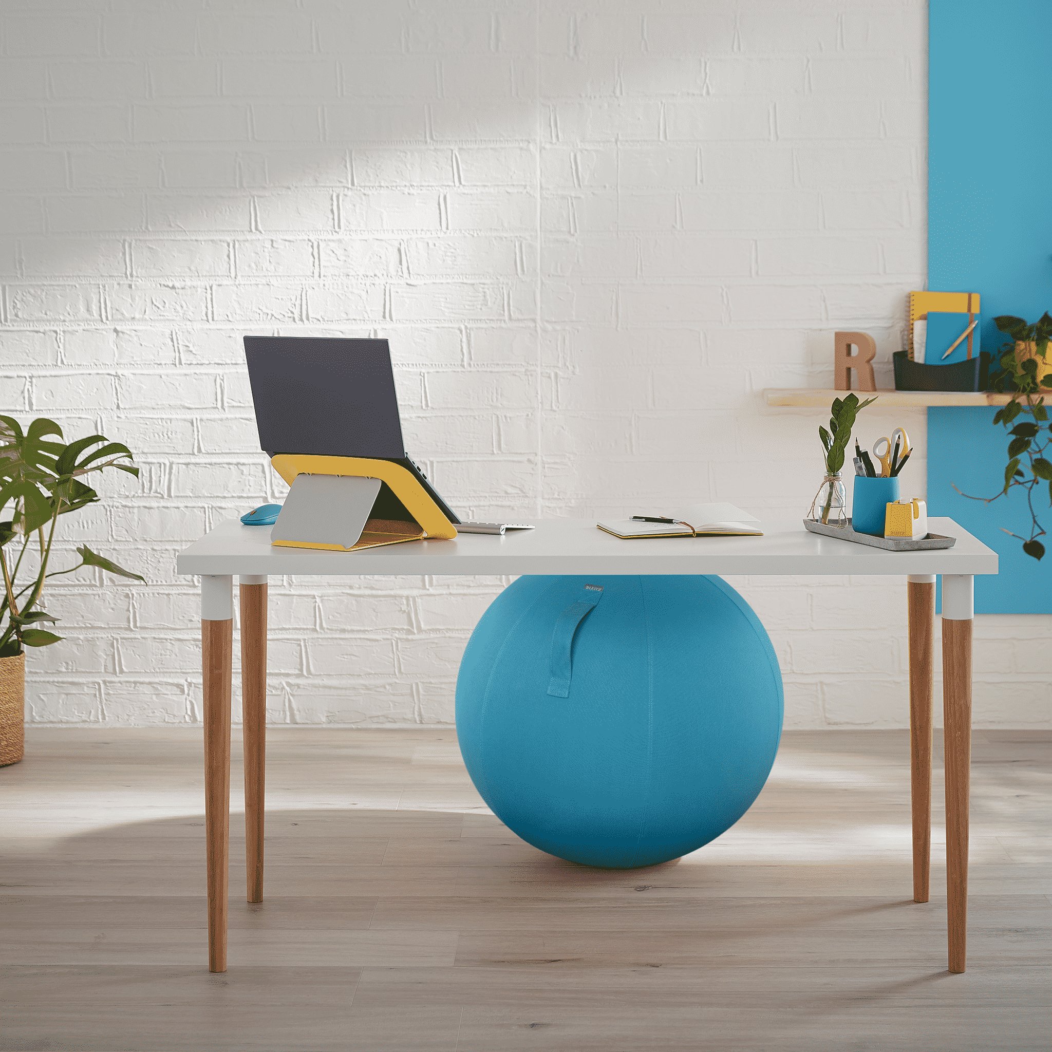 Alternatywa dla krzesła biurowego – po co i jaką wybrać?