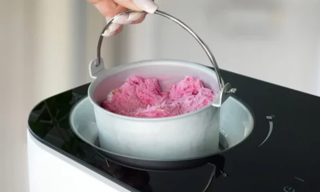 Domowe lody w 30 minut – maszynki do lodów, które warto mieć latem