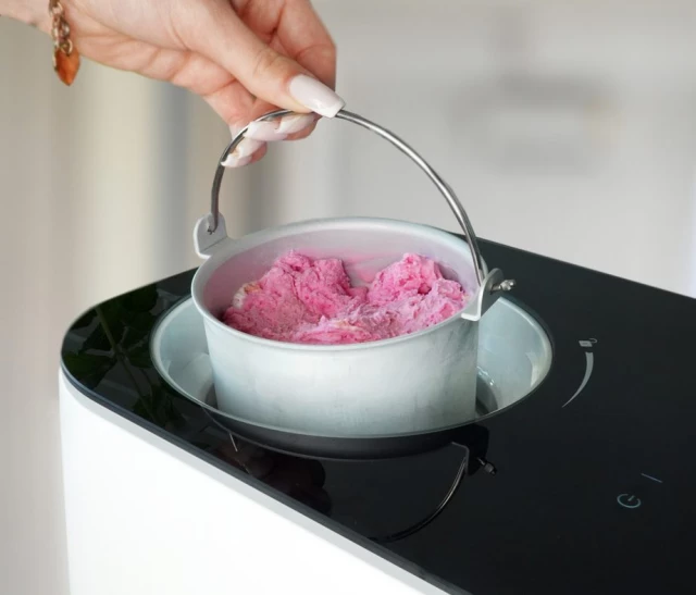 Domowe lody w 30 minut – maszynki do lodów, które warto mieć latem