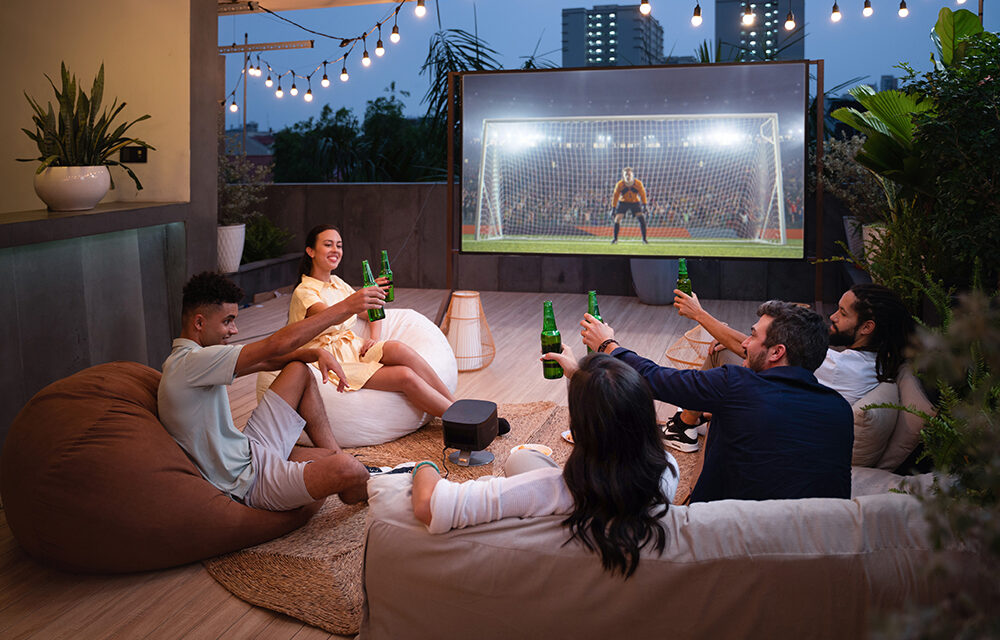 Projektory przenośne na filmy w ogrodzie i na tarasie