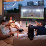 Projektory przenośne na filmy w ogrodzie i na tarasie