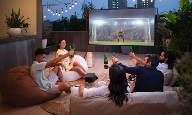 Projektory przenośne na filmy w ogrodzie i na tarasie