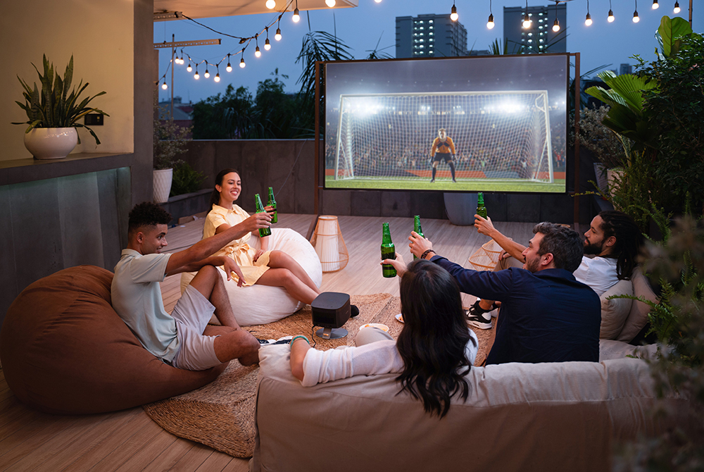 Projektory przenośne na filmy w ogrodzie i na tarasie