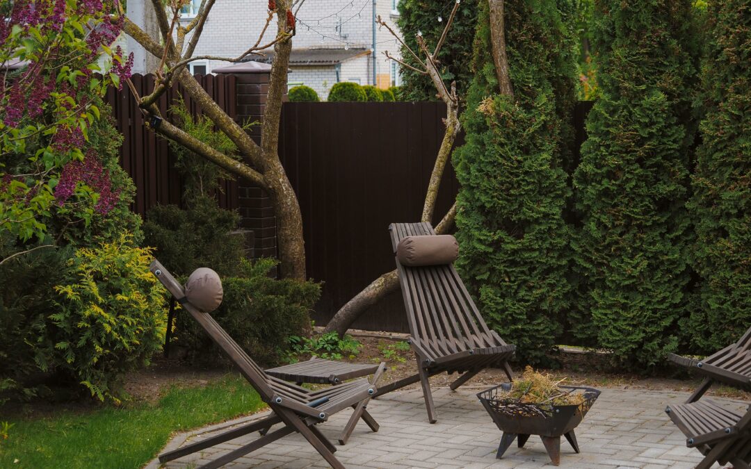 Jak wybrać farbę do mebli ogrodowych? Produkty, które przetrwają deszcz i słońce