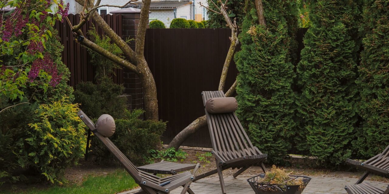 Jak wybrać farbę do mebli ogrodowych? Produkty, które przetrwają deszcz i słońce
