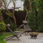 Jak wybrać farbę do mebli ogrodowych? Produkty, które przetrwają deszcz i słońce