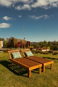 Jak wybrać farbę do mebli ogrodowych?