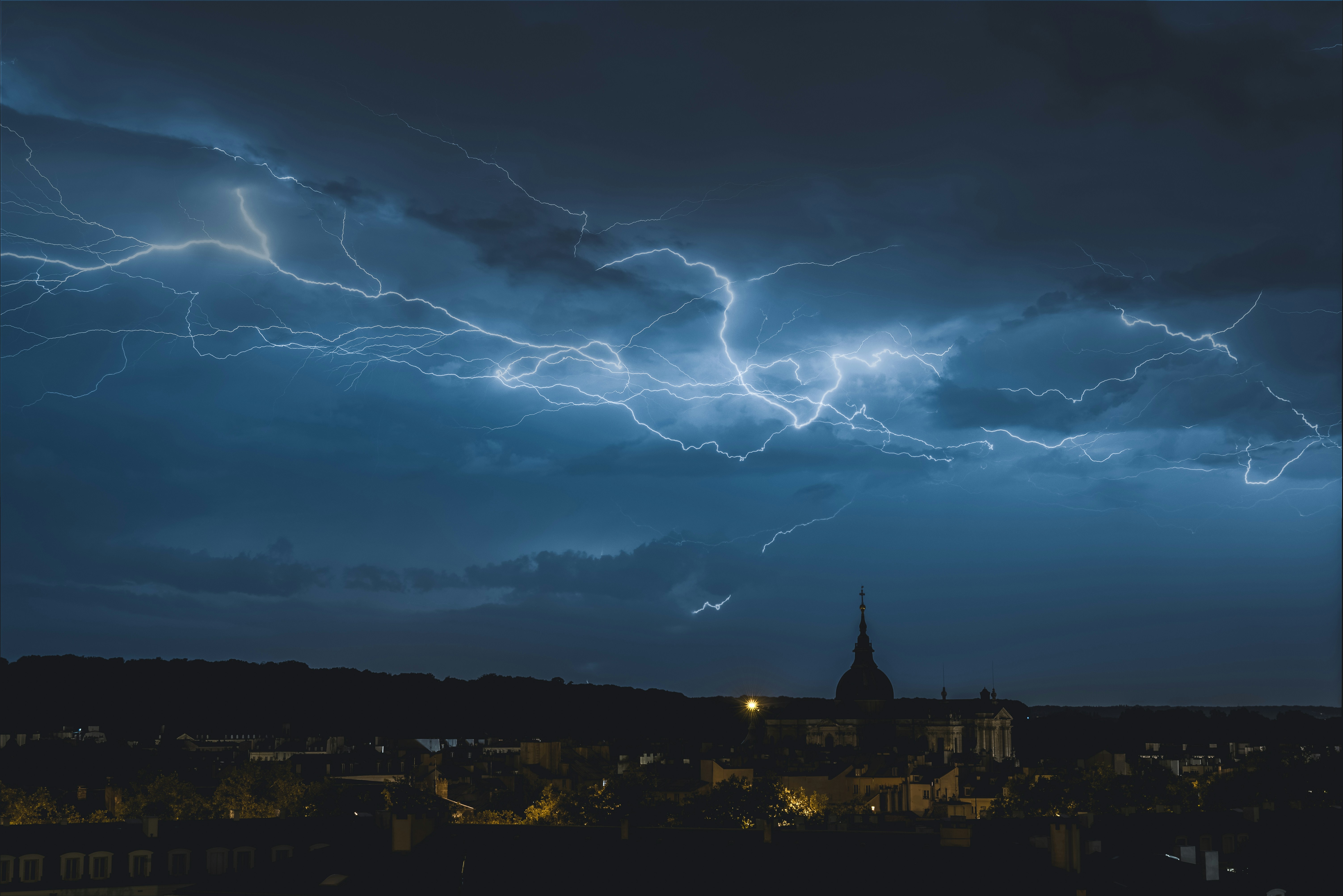 Elektronika i burza – co zrobić żeby ochronić sprzęt podczas burzy?