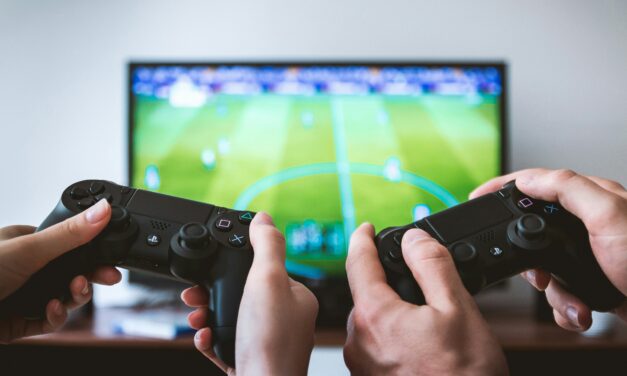 Telewizor gamingowy – co to jest? Jak wybrać telewizor do gier?
